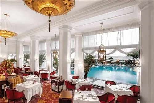 Столовая с видом на бассейн в отеле Copacabana Palace