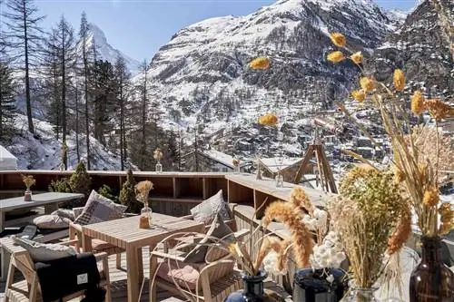 Ужин на свежем воздухе в Cervo Kitchen на курорте CERVO Mountain Resort в Церматте.
