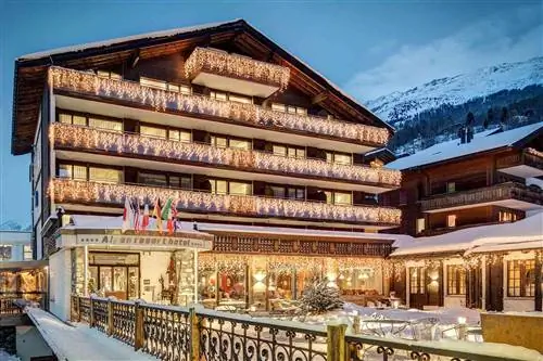 Внешний вид отеля Alpen Resort в Церматте зимой