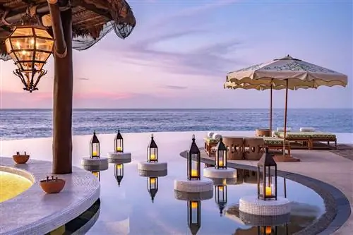 Бассейн только для взрослых на закате в отеле Waldorf Astoria Los Cabos Pedregal в Лос-Кабосе, Мексика.