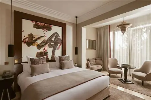 Интерьер полулюкса в отеле Nobu Hotel Marrakech оформлен в нейтральных тонах и с роскошной мебелью.