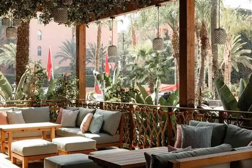 Гостиная с тропическими растениями в отеле Nobu Hotel Marrakech