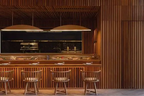 Обеденные стулья вдоль стойки шеф-повара в отеле Nobu Hotel Marrakech