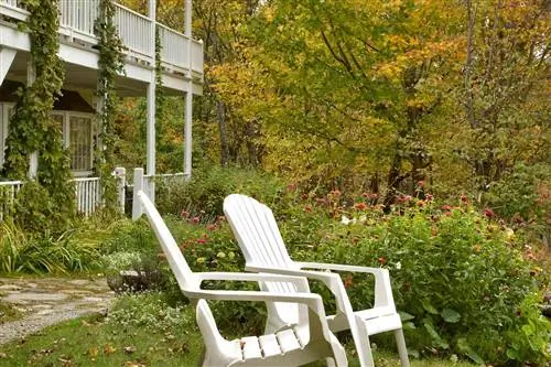 Осенняя листва и стулья Adirondack в отеле Deerhill Inn в Западном Дувре, штат Вермонт.
