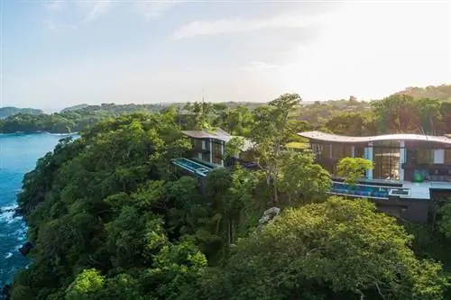 Вид с воздуха на резиденцию в курортном отеле Four Seasons Resort Costa Rica на полуострове Папагайо, Коста-Рика