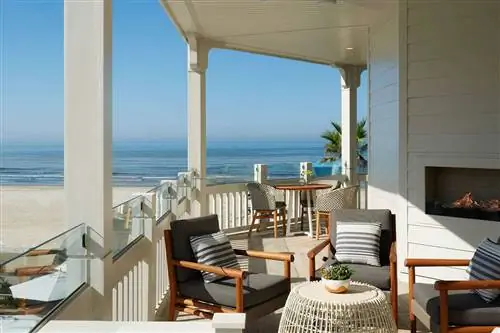 Патио отеля Del Coronado Shore House, Сан-Диего, Калифорния.