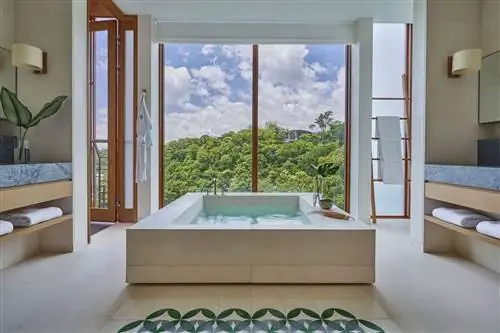 Вид из ванной комнаты в отеле Four Seasons Resort Costa Rica на полуострове Папагайо, Коста-Рика