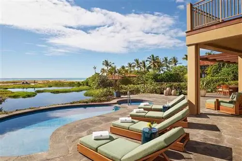 Шезлонги и небольшие бассейны в резиденции на курорте Four Seasons Hualalai, остров Гавайи.
