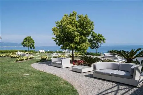 Открытый лаундж отеля Giardini del Fuenti с видом на океан вдоль побережья Амальфи
