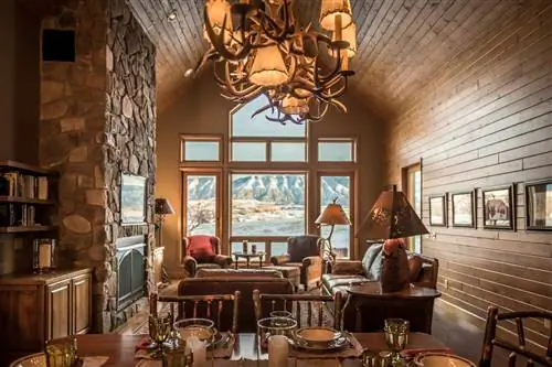 Внутреннее пространство домика в The Hideout в Шелл, Вайоминг