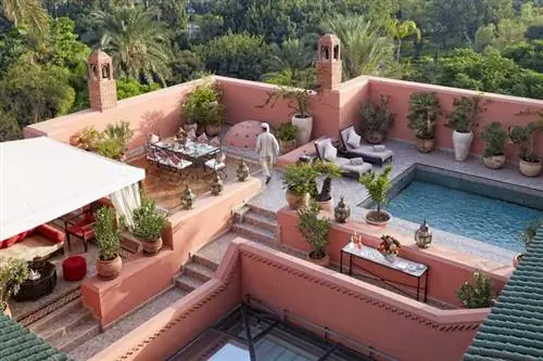 Вид с воздуха на частную террасу Grand Riad отеля Royal Mansour с бассейном и зонами отдыха. Вид с воздуха на частную террасу Grand Riad отеля Royal Mansour с бассейном и зонами отдыха.