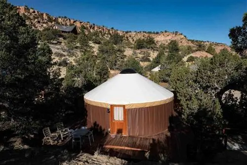 Одна из нескольких юрт в Escalante Yurts в Эскаланте, штат Юта.