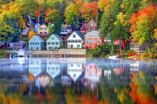Осень на озере Виннипесоки в Нью-Гэмпшире