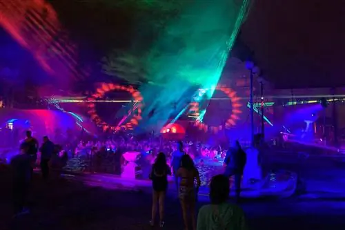 Вид на светящуюся вечеринку в Будапеште