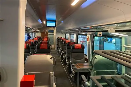 Интерьер вагона поезда первого класса