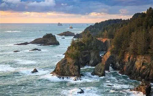 Естественные мосты на закате вдоль государственного живописного коридора Сэмюэля Х. Бордмана