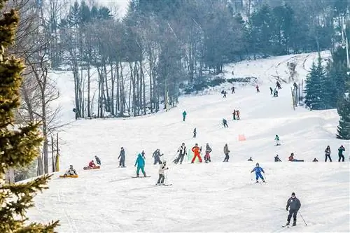 Массовое катание на лыжах на склоне курорта Camel Back в Поконосе, штат Пенсильвания.