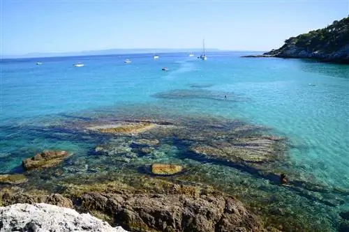 Кала-делле-Арене на острове Сан-Домино, острова Тремити, Апулия, Италия