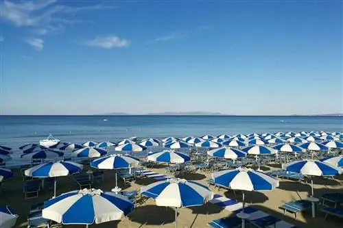 Высокий угол обзора зонтиков на пляже против неба в Фоллонике, Тоскана