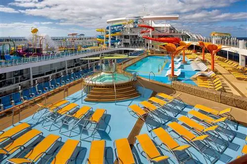 Бассейн на борту Royal Caribbean