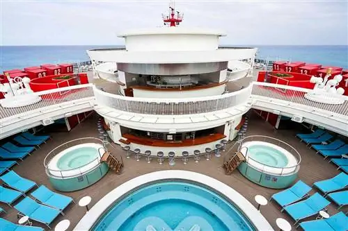 Бассейн на борту Virgin Voyages