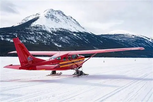 Самолет Flightseeing Tour пролетает над регионом Южных озер в Юконе.