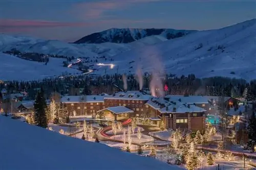 Вид с воздуха на лодж Sun Valley зимой