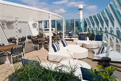 Солнечная палуба на борту Celebrity Cruises
