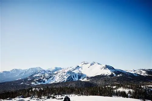 Горнолыжный курорт Mammoth Mountain на рассвете солнечным зимним утром