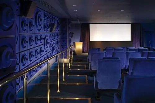 Интерьер кинозала в отеле Sea Containers