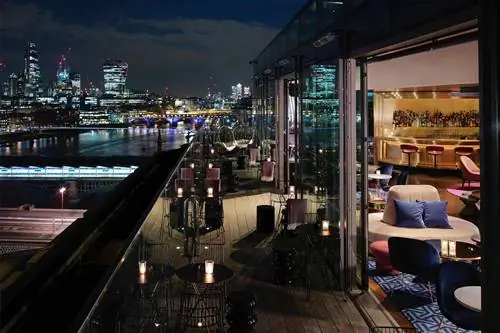 Ночной вид из бара на крыше 12th Knot в отеле Sea Containers.