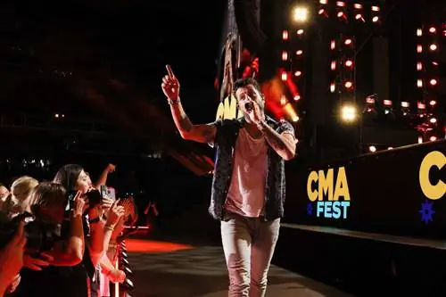 Old Dominion играет на сцене CMA Fest