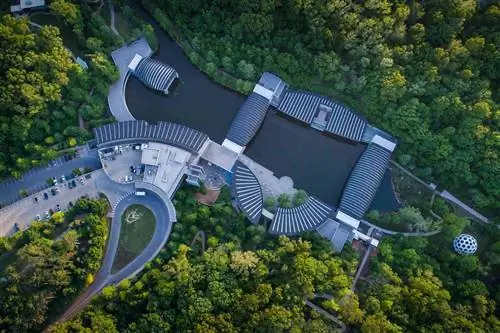 Вид с воздуха на Музей американского искусства Crystal Bridges в Бентонвилле, штат Алабама.