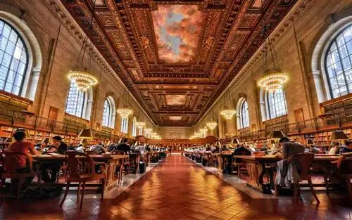 Вид внутри библиотеки с арочными окнами и расписным потолком