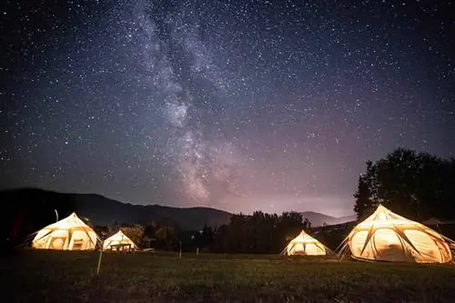 Кемпинговые палатки под звездным небом млечного пути