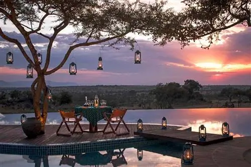 Приватный ужин у бассейна в Four Seasons Safari Lodge Serengeti