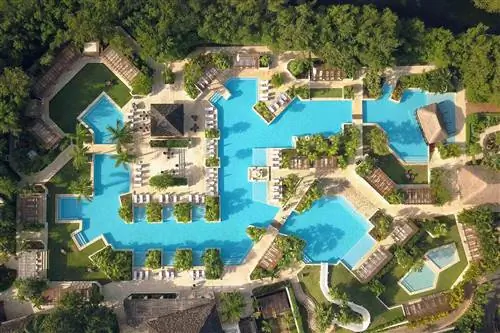Вид с воздуха на бассейн Лас-Олас в Fairmont Mayakoba