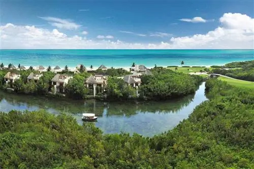 Экстерьер виллы на берегу лагуны в отеле Fairmont Mayakoba