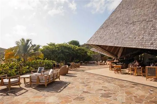 Обеденный павильон и терраса в отеле Rosewood Little Dix Bay на Верджин-Горда.