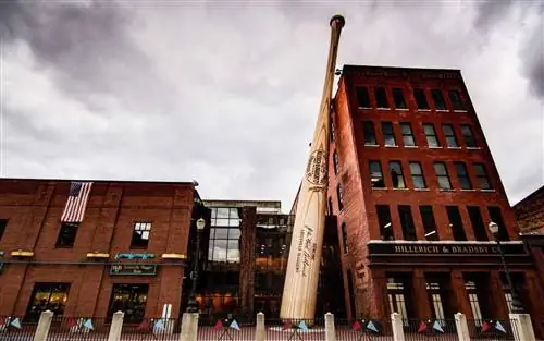 Фабрика и музей Louisville Slugger в Луисвилле, Кентукки