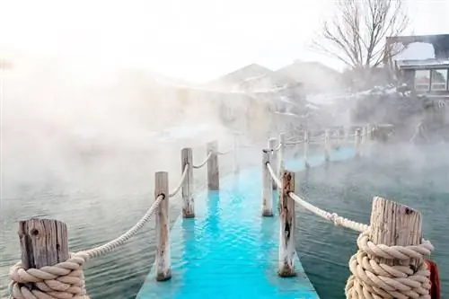 Водный мост через горячие источники в курортном спа-центре Springs Resort and Spa в Колорадо. Водный мост через горячие источники в курортном спа-центре Springs Resort and Spa в Колорадо.