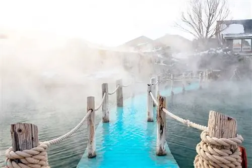 Водный мост через горячие источники в курортном спа-центре Springs Resort and Spa в Колорадо. Водный мост через горячие источники в курортном спа-центре Springs Resort and Spa в Колорадо.