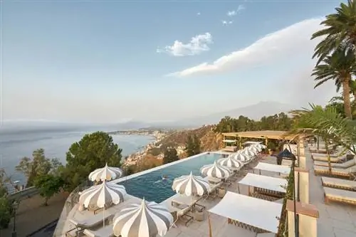 Вид с воздуха на бассейн отеля Four Seasons Taormina, дворец Сан-Доменико.