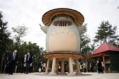Гость смотрит на лес Дондоко, авторские права на который принадлежат студии Ghibli, во время предварительного просмотра парка Гибли 12 октября 2022 года в Нагакуте, Япония.