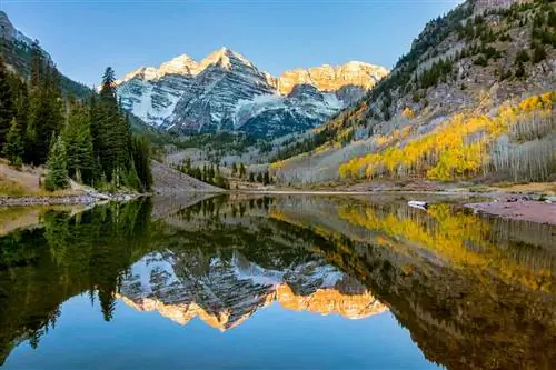 Заснеженные горы Maroon Bells с отражением и осенней листвой в Аспене