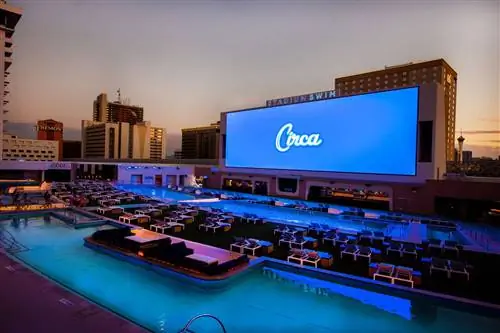 Плавание на стадионе в Circa Resort & Casino