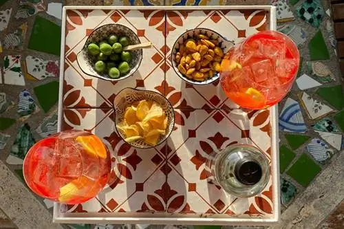 Закуски Aperol Spritz и Bar на керамическом столе в средиземноморском стиле в Позитано, побережье Амальфи, Италия