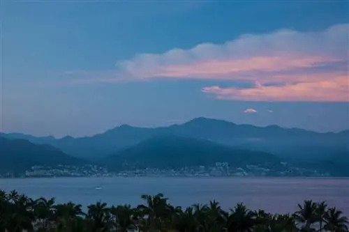 Бухта Бандерас и центр города Пуэрто-Валларта на рассвете из отеля Velas Vallarta; Пуэрто-Валларта, Халиско, Мексика.