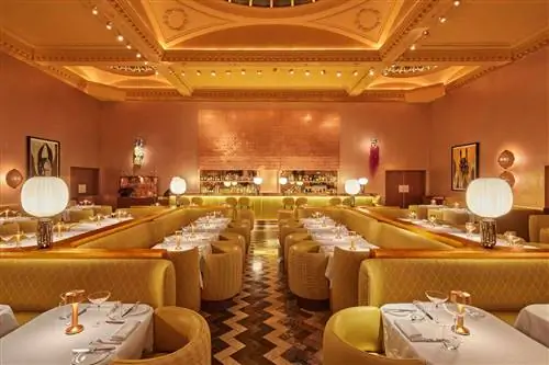 Эскиз в The Ledbury в Лондоне теперь выполнен в мягких желтых тонах.