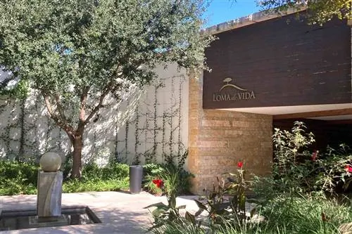 Внешний вход в спа-салон Loma de Vida на курорте La Cantera Resort в Сан-Антонио, штат Техас.